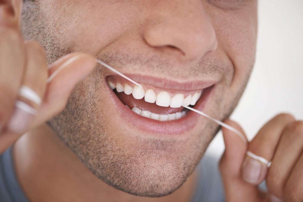 Le fil de soie qui donne une idée de l’état des gencives et permet d’enlever les débris pris entre les dents.